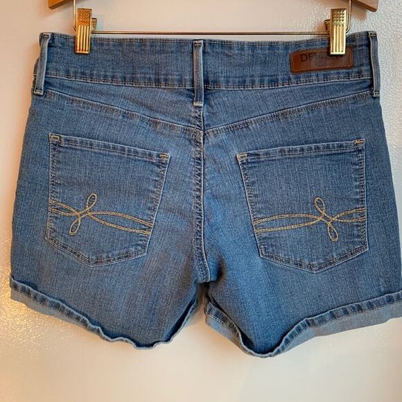 DENIZEN FROM LEVI’S Women’s Light Wash Stretch Cuffed Jean Shorts / Size: 4 - Picture 9 of 12